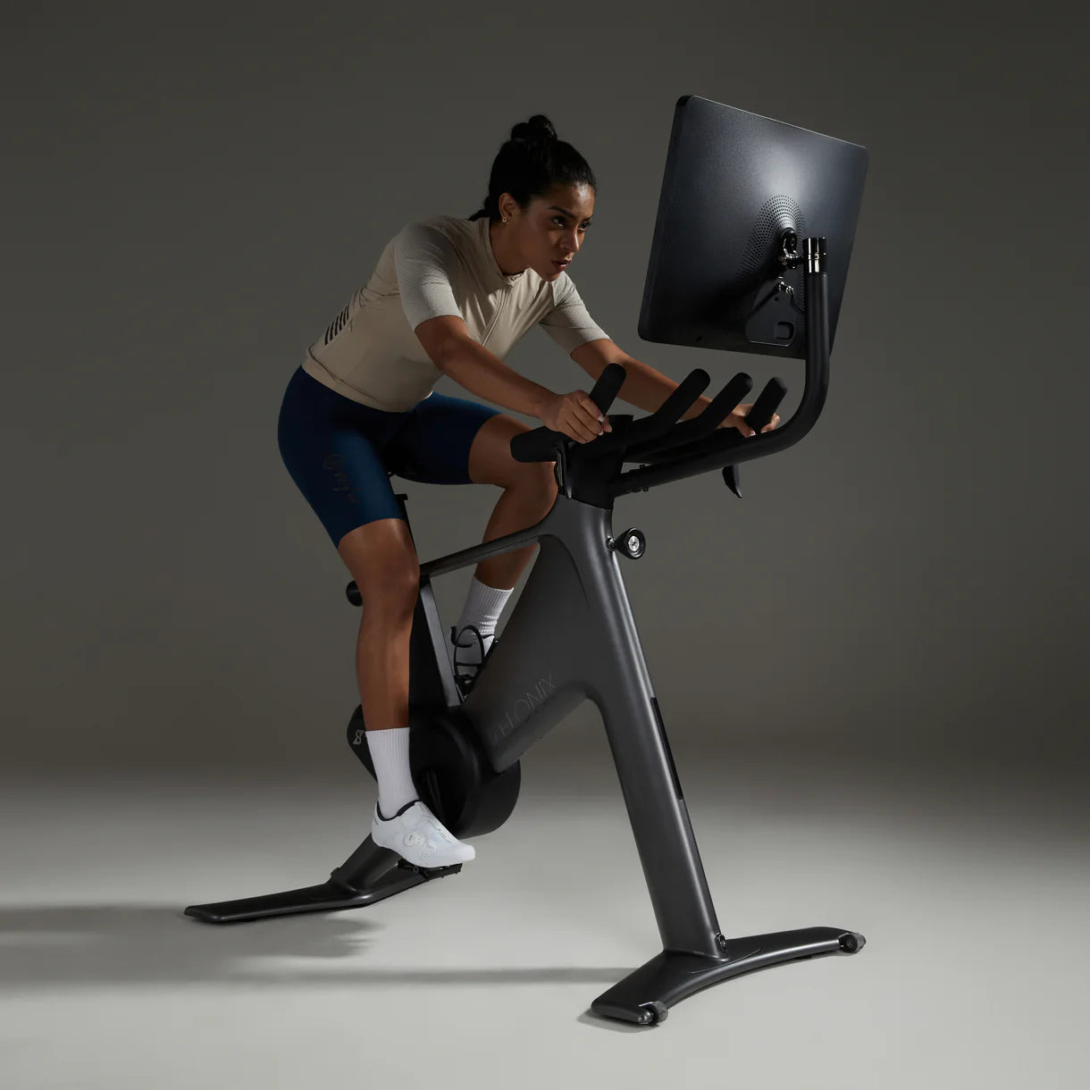 Cyklist i aerodynamisk position på Speediance VeloNix