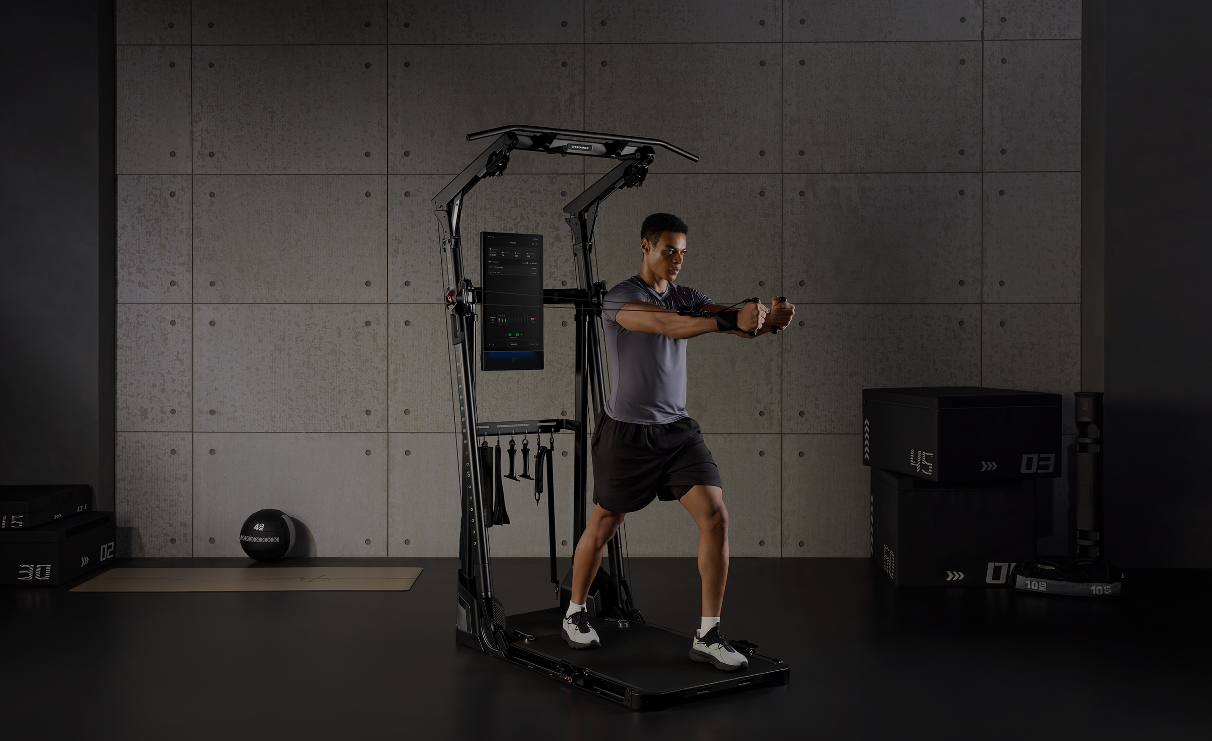 Gym Monster Ultra i en mörk, professionell träningsmiljö